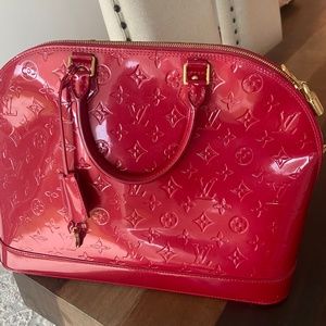 Louis Vuitton Alma  Vernis MM (large). Pomme D"amour Authentic.